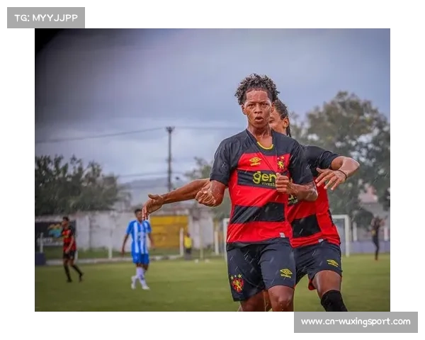 卢卡斯-索萨替补席小便遭直红裁判坚持规则不可亵渎 卢卡斯-索萨替补席小便遭直红裁判坚持规则不可亵渎