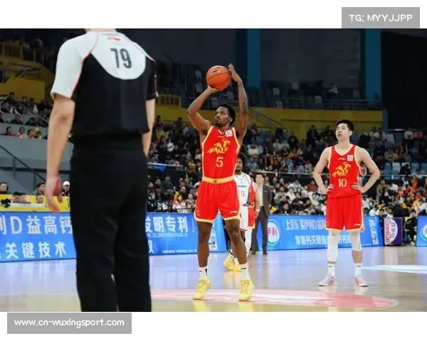 卫冕冠军浙江广厦主场击退上海大鲨鱼，外援布朗生日夜狂砍41分。