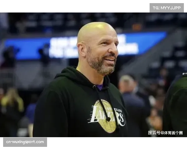 防守教练的耳机指令：镜头捕捉基德在场边频繁做出区域防守手势